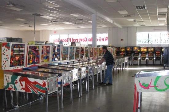 A large hall with several Pinball games