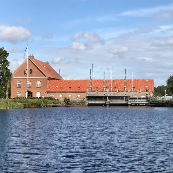 a lake in front of a building in daytime