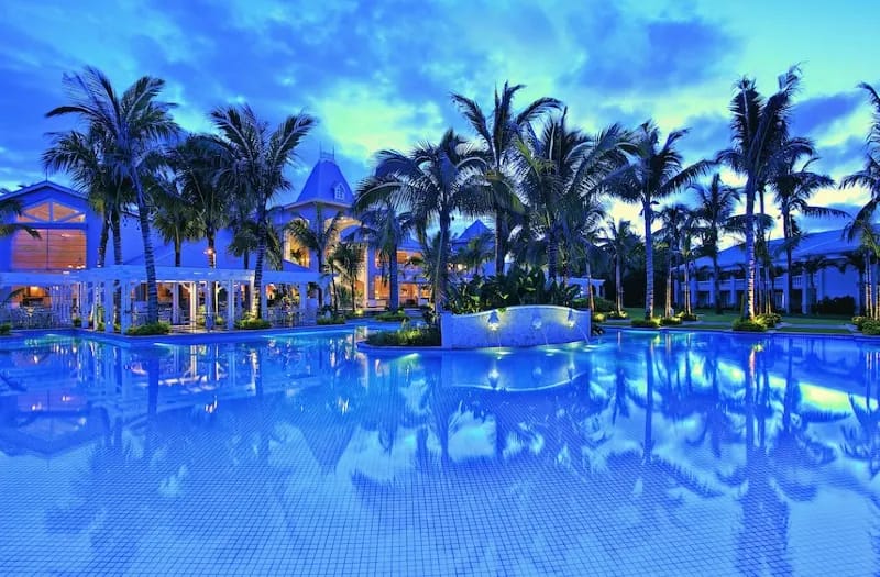 Sugar Beach sun Resort, Flic En Flac
A luxury beach in Mauritius with large clear blue pool and palm trees